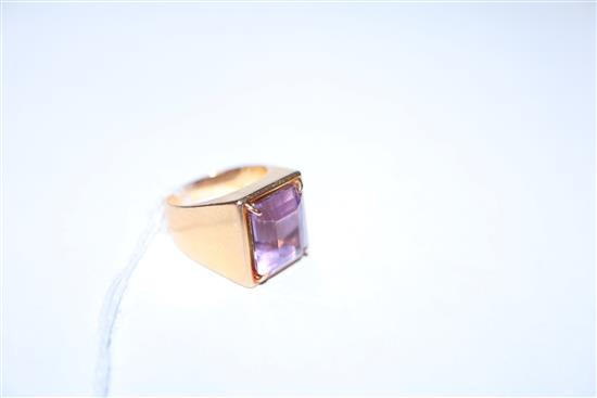 An 750 yellow metal and amethyst ring, size J.